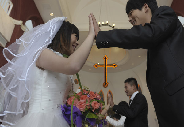 More Chinese tie the knot in churches