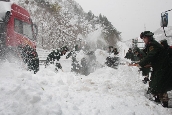 China snowstorms kill 2 Japanese tourists