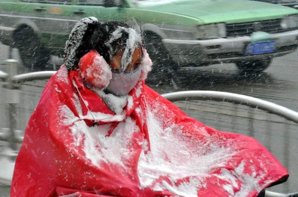 Heavy snow hits north China, closing roads