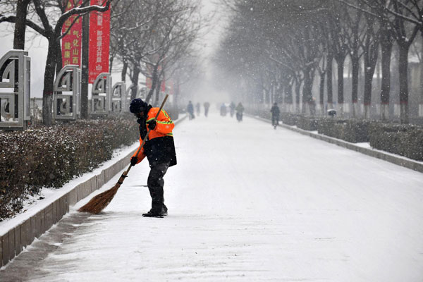 Heavy snow hits north China, closing roads