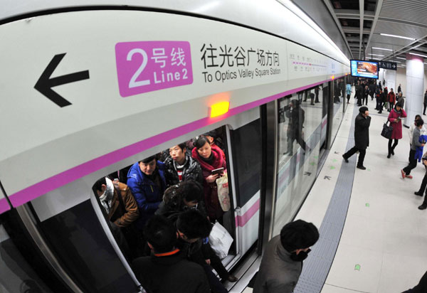1st subway across Yangtze River starts test run