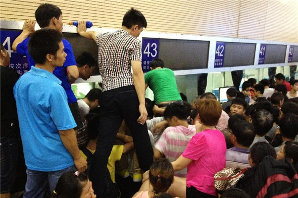 Guangzhou rail service suspended, 80,000 affected