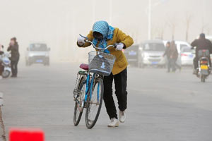 Sand storm hits Xinjiang