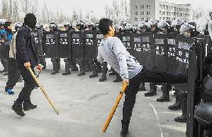 Xinjiang police holds anti-riot drill