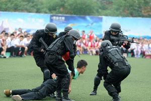 Anti-terrorism drill held in E China