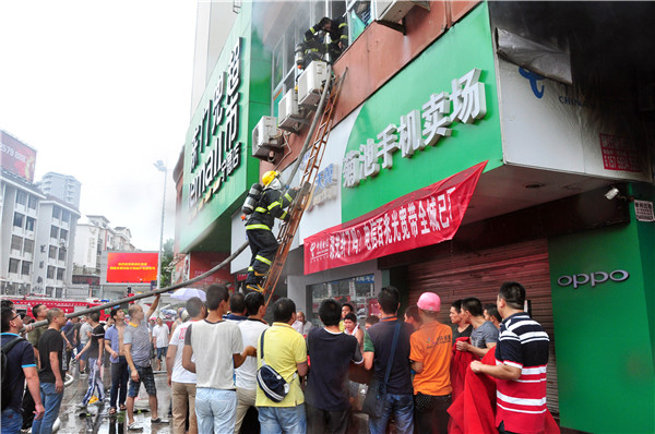 Fire traps more than 100 kids in East China building block