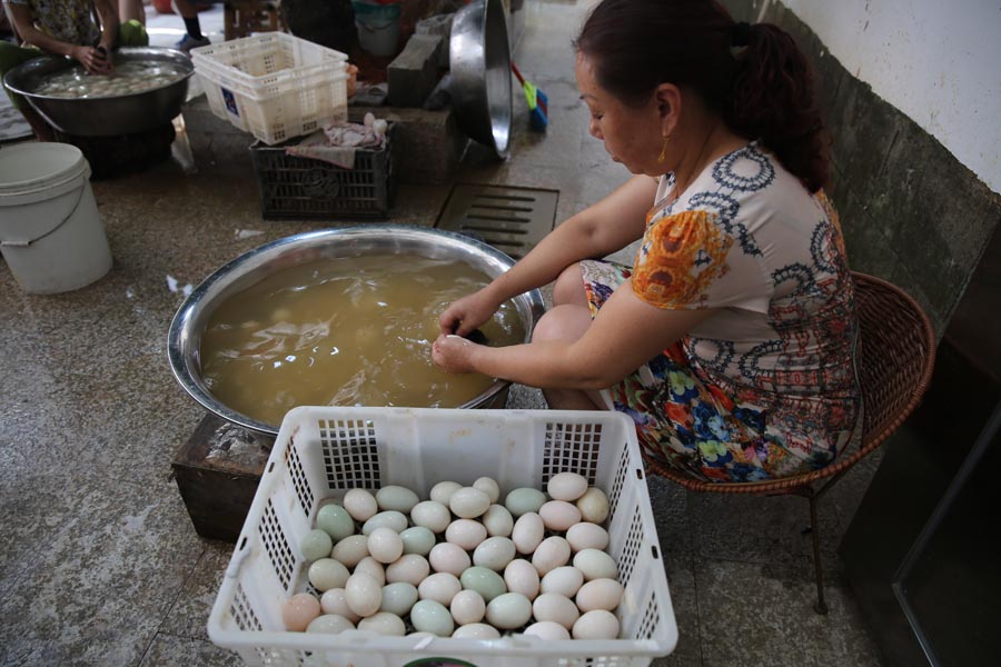 6-year-old transforms her village by selling eggs online