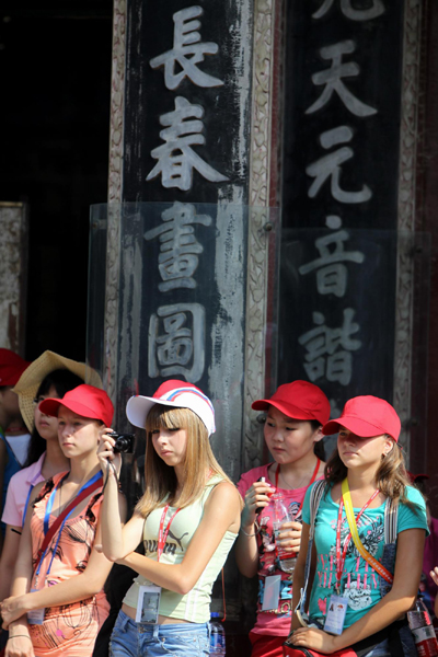 Russian students experience Chinese culture