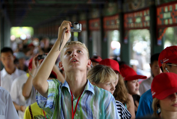 Russian students experience Chinese culture