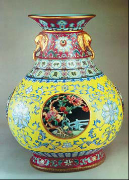 Vase exemplifies height of Qing porcelain making artistry