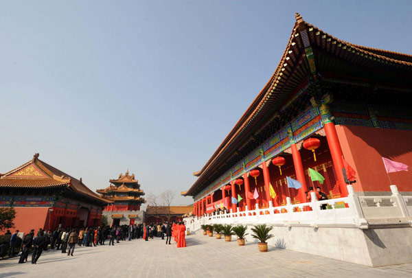E China museum features Forbidden City palaces