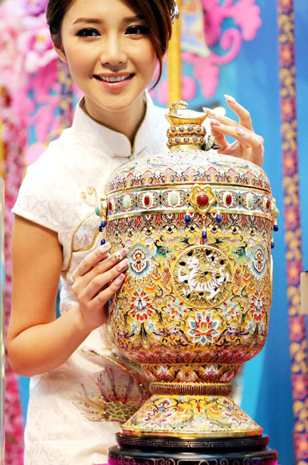 Zhang Tonglu's cloisonne art works exhibited in HK