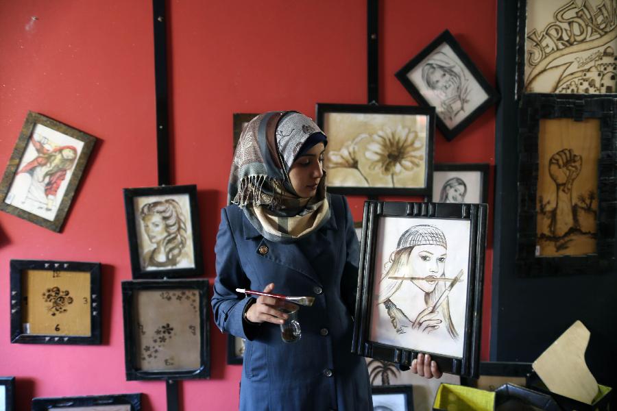 Palestinian girl 'pours' coffee on paintings