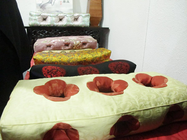 'Xiaozhuang Pillows' of Qing Dynasty inherited