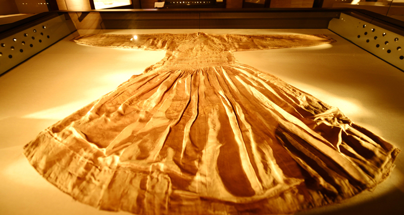 Garment from Ming and Qing dynasties on display