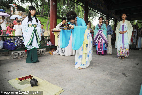 Qixi: Enjoy traditional festival in ancient way