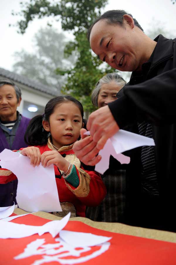Paper-tearing calligraphy artwork showcased in Anhui