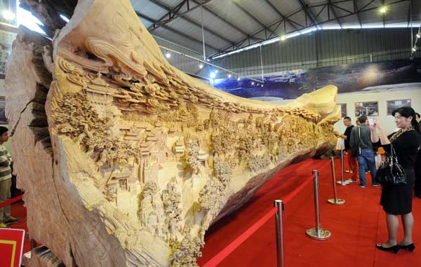Longest wood carving breaks Guinness record