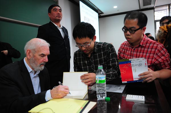 Chinese expert lectures at Renmin University