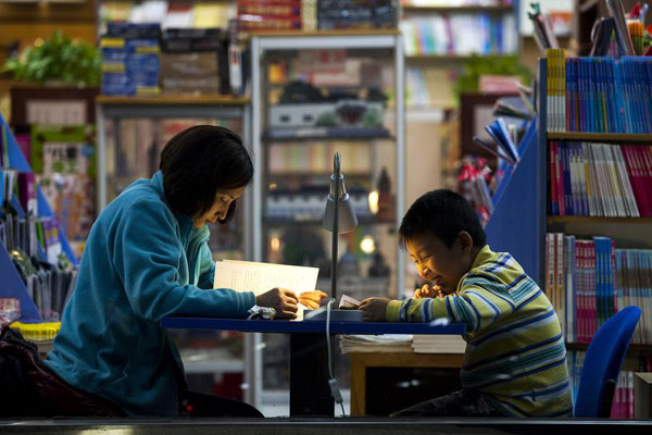Premier Li compliments 24-hour bookstore