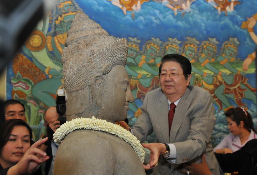 Cambodia welcomes home 3 looted ancient statues