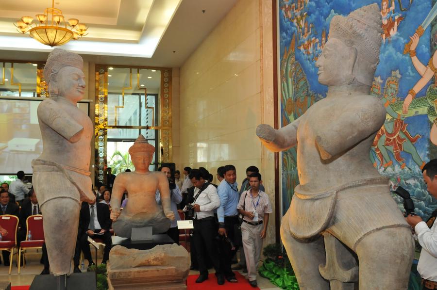 Cambodia welcomes home 3 looted ancient statues