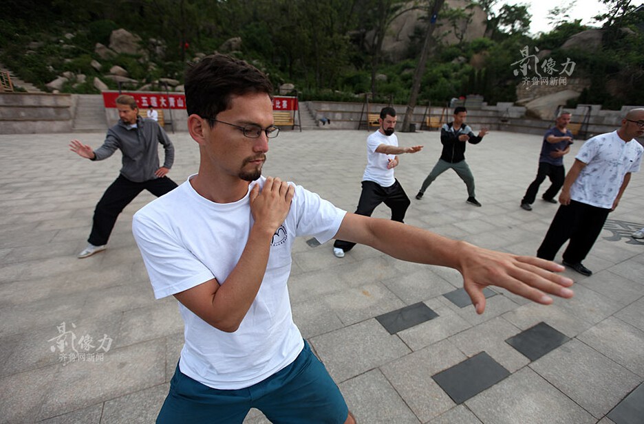 Foreigners train with tai chi masters in Shandong