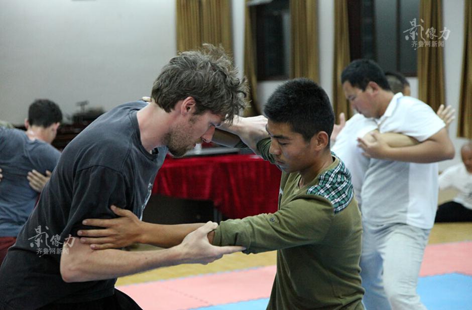 Foreigners train with tai chi masters in Shandong