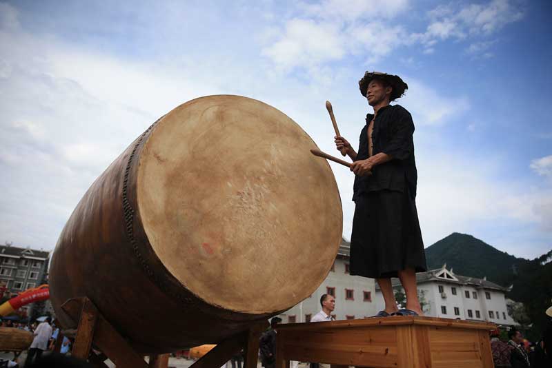 Tens of thousands of people perform drum dance in Guizhou