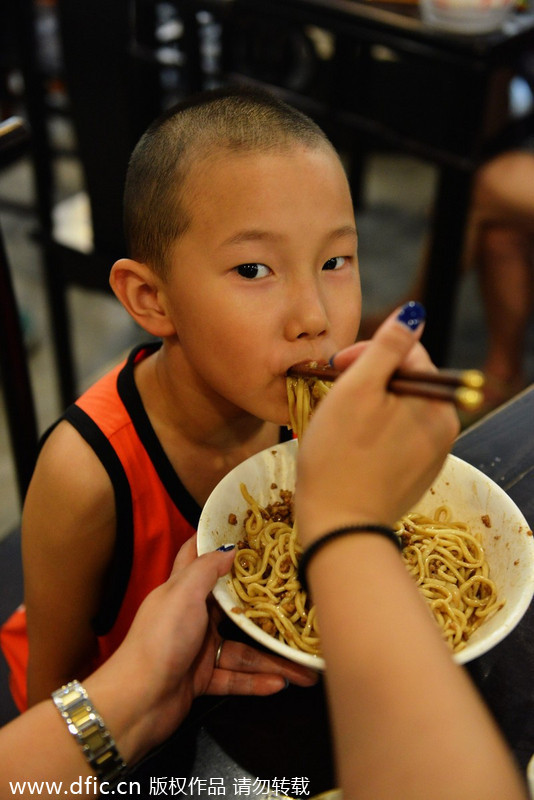 Hangzhou residents enjoy noodles during <EM>Zhongfu</EM>