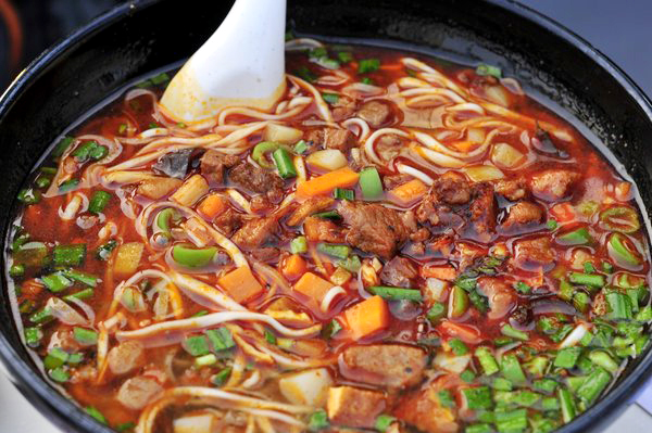 Hangzhou residents enjoy noodles during <EM>Zhongfu</EM>