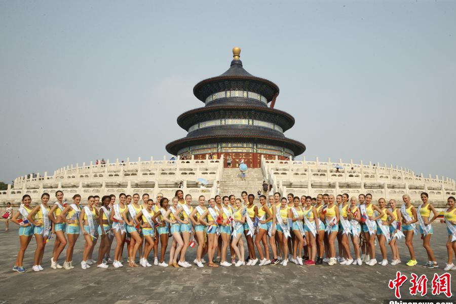 Bikini models embark on World Heritage tour in Beijing