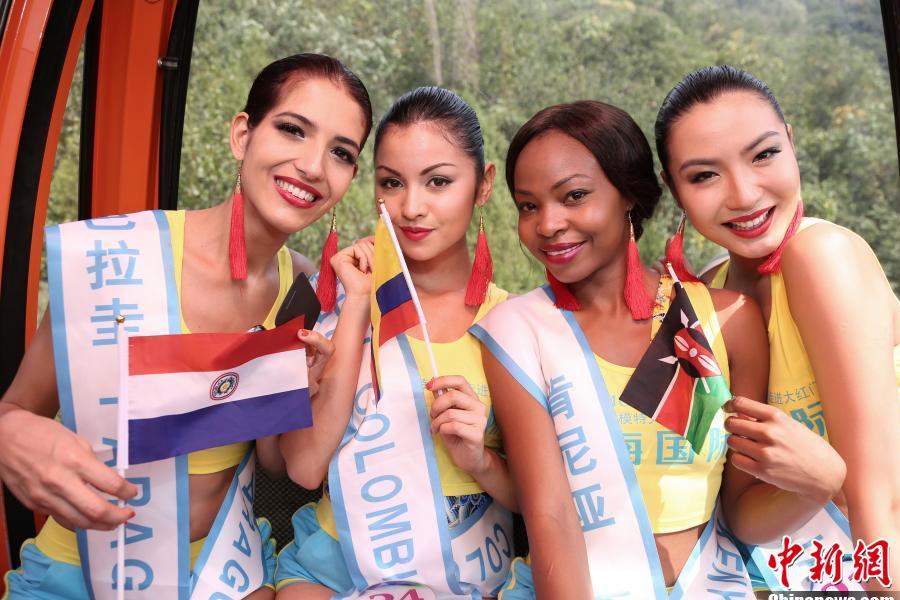 Bikini models embark on World Heritage tour in Beijing