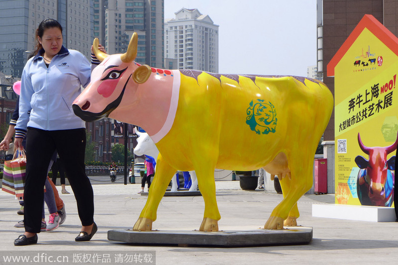 Artistic cow sculptures decorate Shanghai