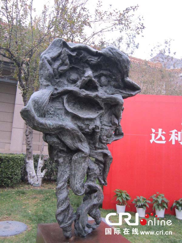 Dali's sculptures settle in National Art Museum of China