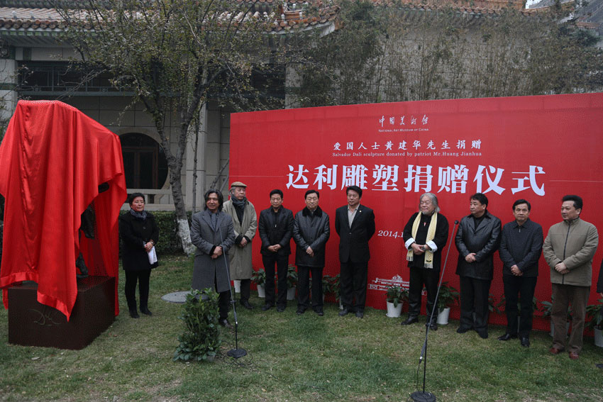 Dali's sculptures settle in National Art Museum of China