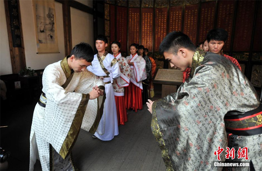 Students show coming-of-age ritual in Hanfu