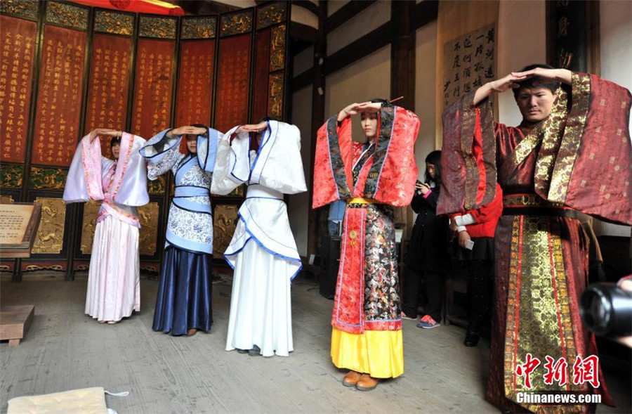 Students show coming-of-age ritual in Hanfu