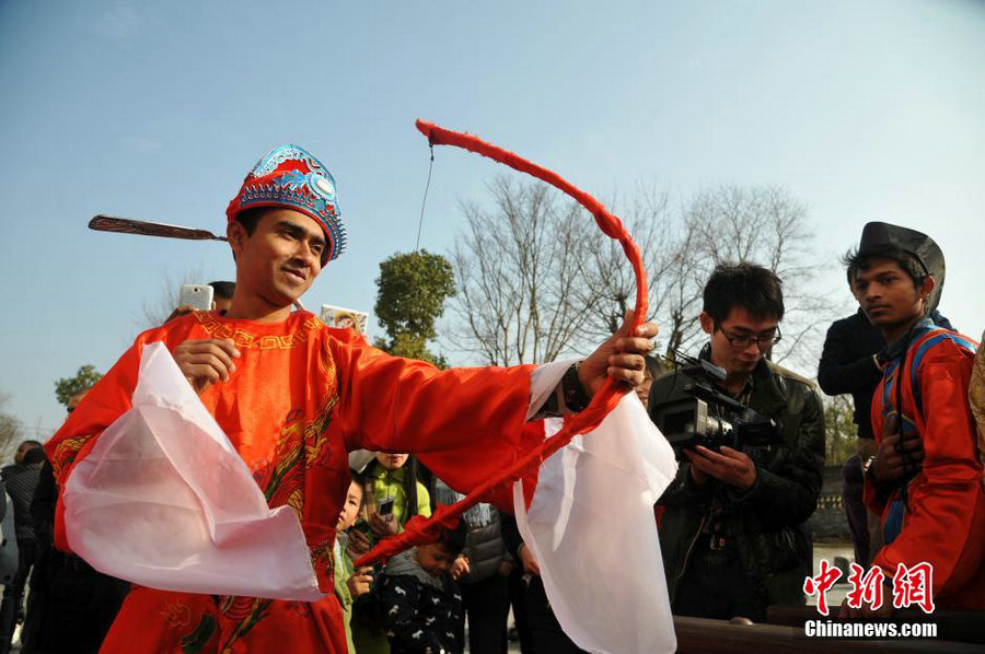 Foreign students experience Qing-style wedding ceremony