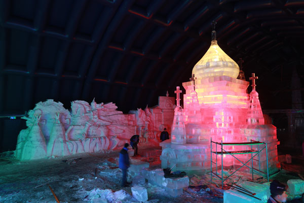 Ice lanterns bring chills for capital crowds