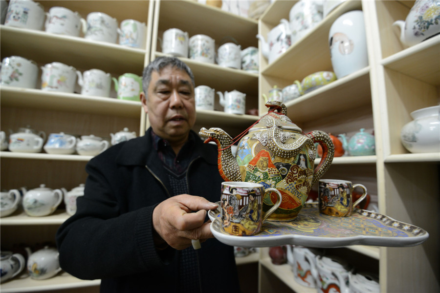 65 years old man has over 10,000 teapots