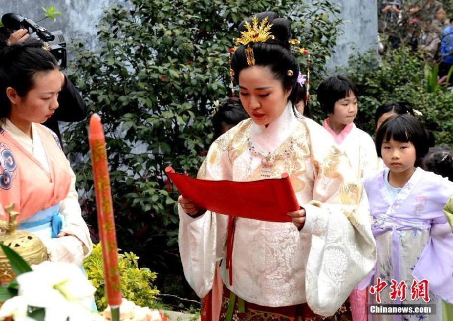 Beauties in Hanfu worship Flora in Fujian