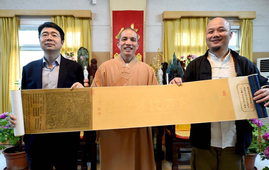 Inheritor of woodblock painting technique sends gift to Baima Temple