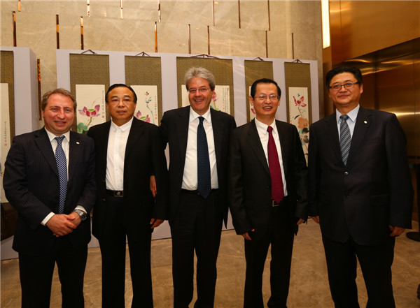 Huang Yue's flower and bird oil paintings exhibited in Chongqing