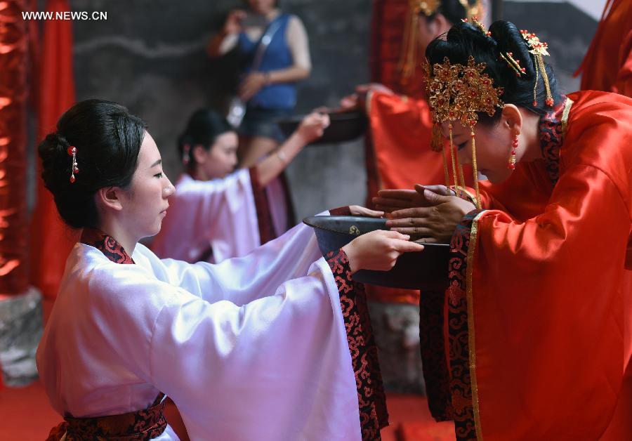 Group traditional Han wedding held in China's Rucheng