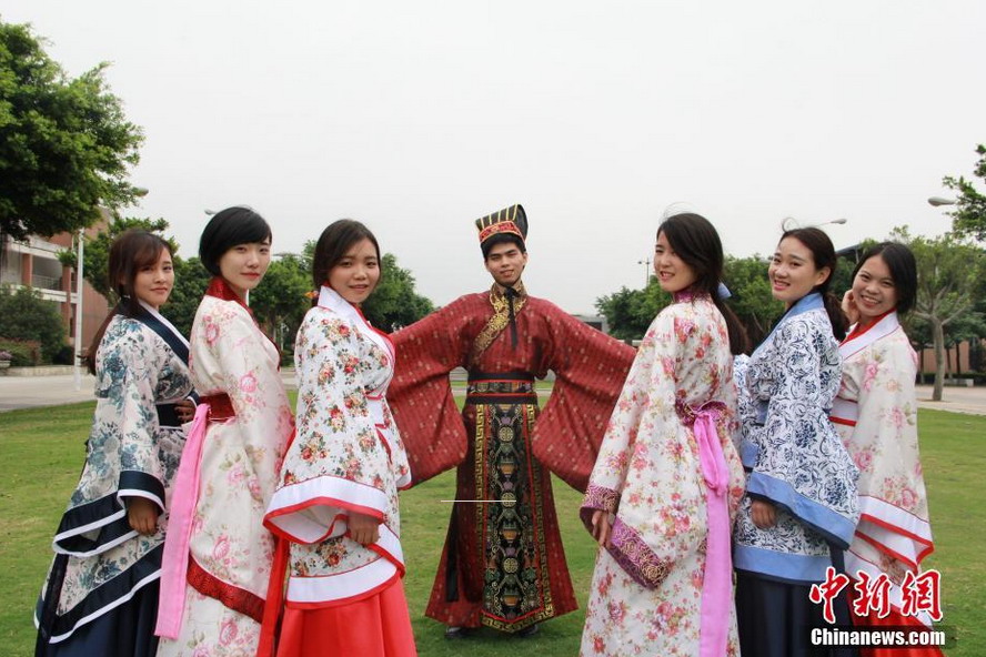 Fujian college students take graduation photo in vintage 'Han' costume