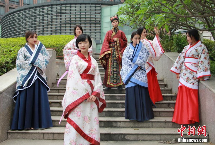 Fujian college students take graduation photo in vintage 'Han' costume
