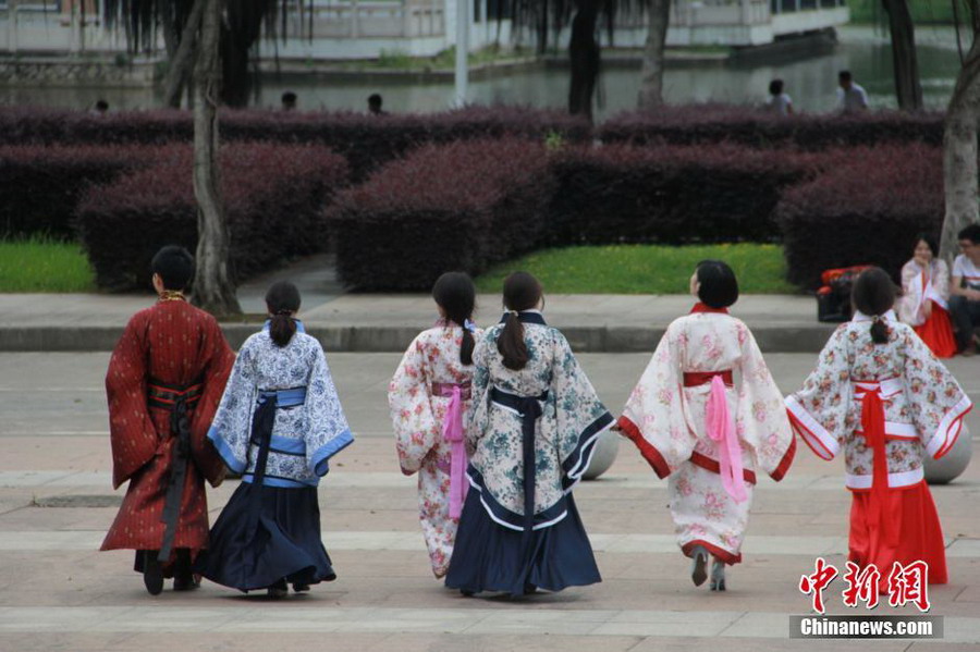 Fujian college students take graduation photo in vintage 'Han' costume