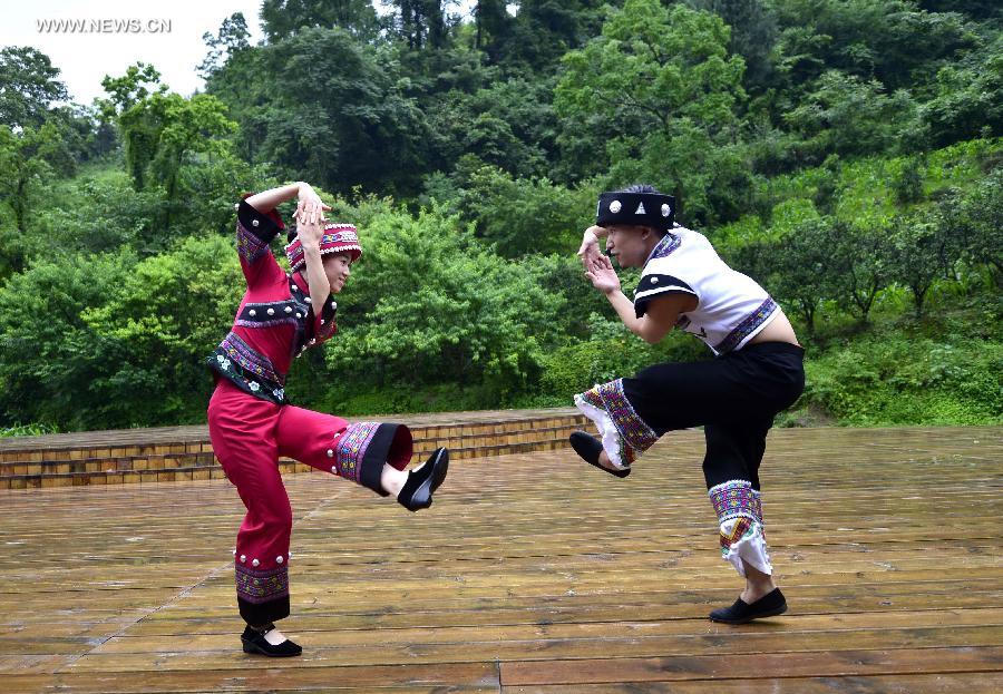 Traditional hand-waving dance staged at wetland park in China's Hubei