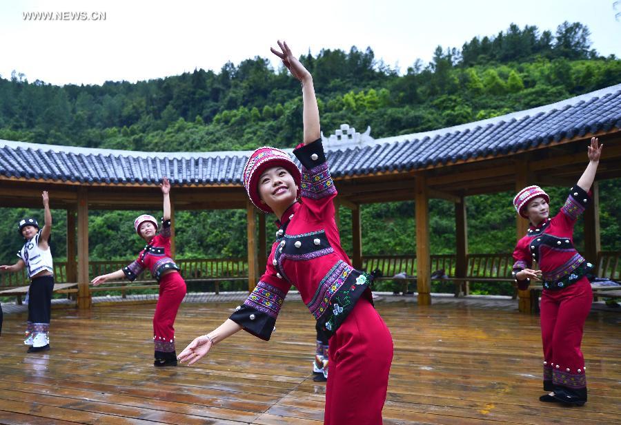 Traditional hand-waving dance staged at wetland park in China's Hubei